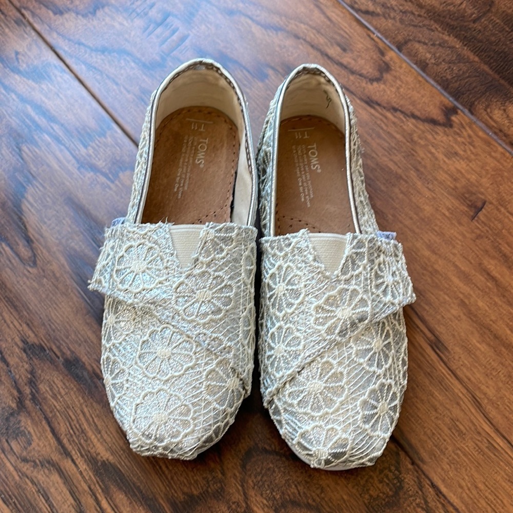 Girls Silver Lace Toms